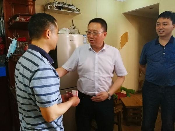 公司黨委書(shū)記、董事長(zhǎng)代勇一行深入結(jié)對(duì)幫扶困難職工家庭開(kāi)展走訪(fǎng)慰問(wèn)活動(dòng)