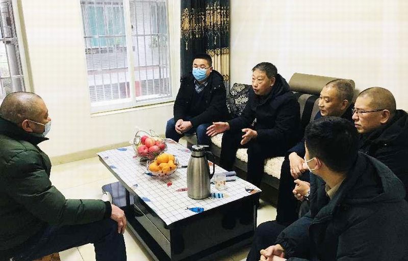 集團(tuán)董事羅國(guó)書到建設(shè)公司慰問“一對(duì)一”幫扶困難職工